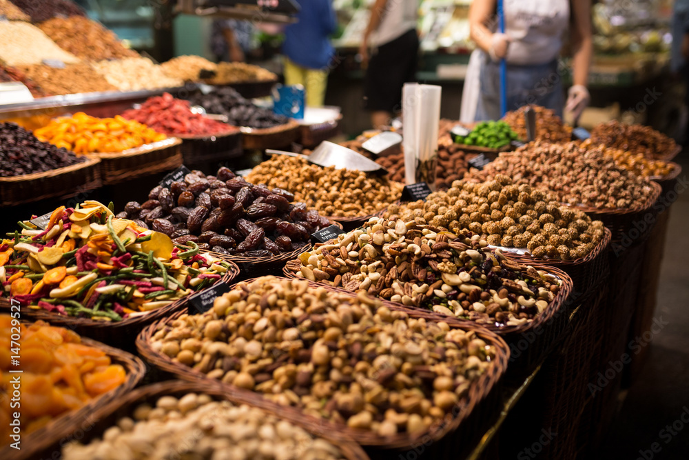 Nüsse und Früchte auf dem Markt
