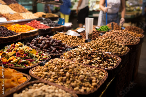 Nüsse und Früchte auf dem Markt