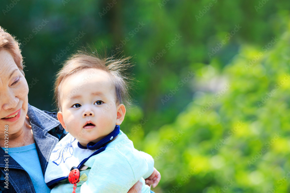 高齢者とかわいい赤ちゃん 高齢者とかわいい赤ちゃん