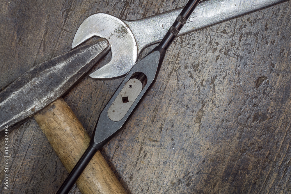 Werkszeug in der Werkstatt auf Holztisch Werkszeug in der Werkstatt auf Holztisch