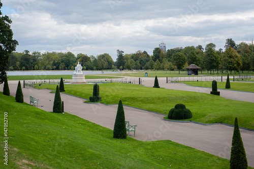 Obraz na płótnie United kingdom, London, Hyde park, green fields and lake w salonie
