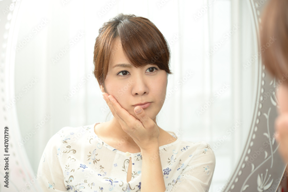 お肌が気になる女性 お肌が気になる女性