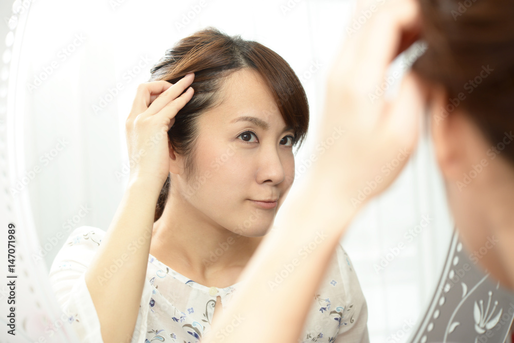 Fototapeta premium ヘアケアに不満な女性