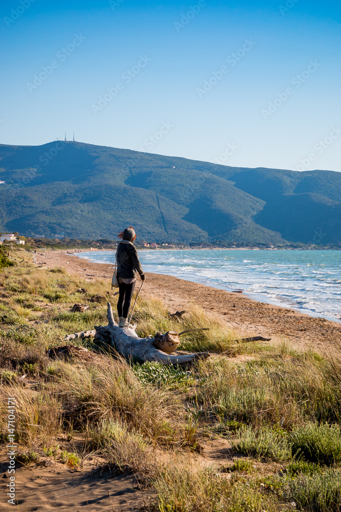 Fototapeta premium Femme sur la plage d'Orbetello en Toscane