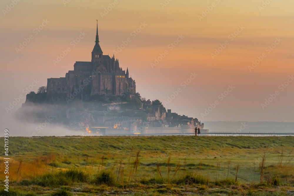 Le Mont St. Michel im Nebel