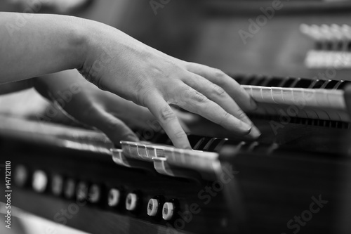 Cuadro en lienzo Hands of a woman playing the organ in black and white