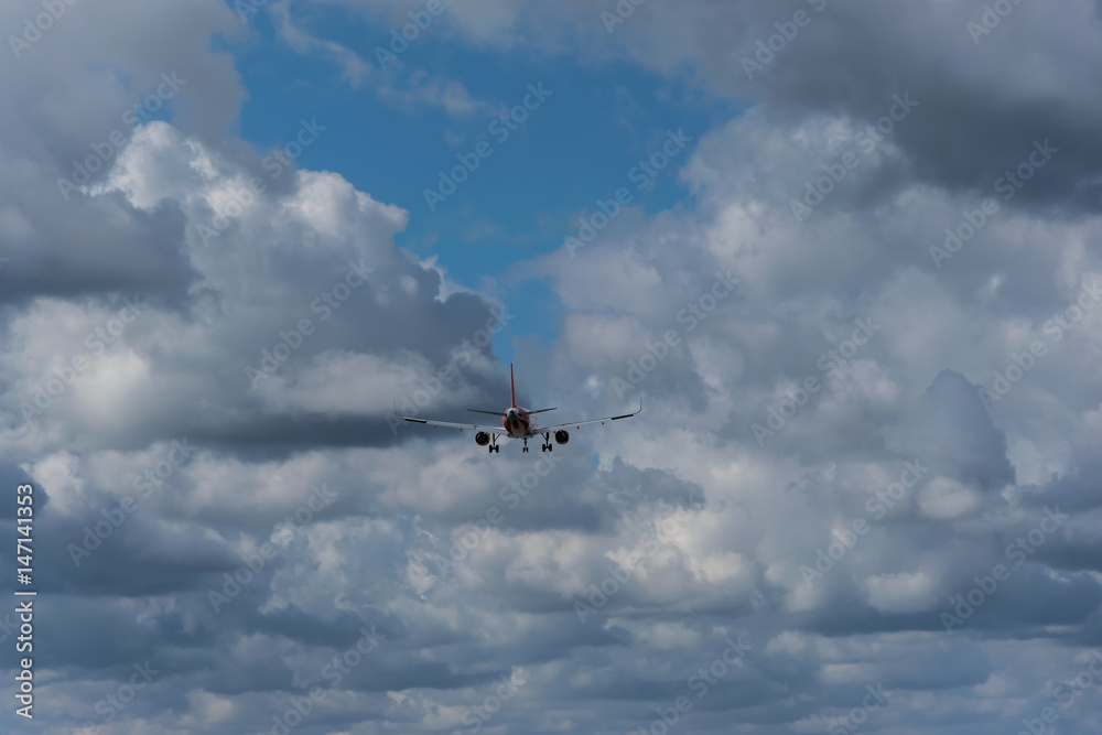 Flugzeug Landung auf dem Hintergrund des bewölkten Himmels
Flugzeug Landung auf dem Hintergrund des bewölkten Himmels