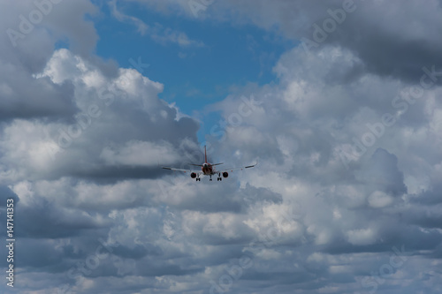  Flugzeug Landung auf dem Hintergrund des bewölkten Himmels