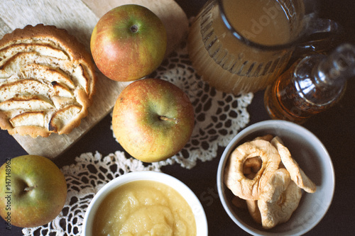 Äpfel, Apfelkuchen, Apfelmus und Apfelsäfte rustikal inszeniert