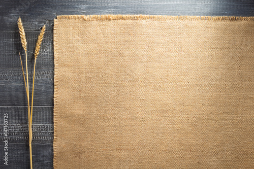 Foto burlap hessian sacking on wood