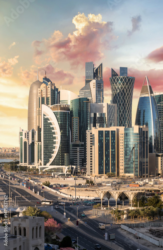 Das City Center von Doha, Katar, bei Sonnenaufgang photo