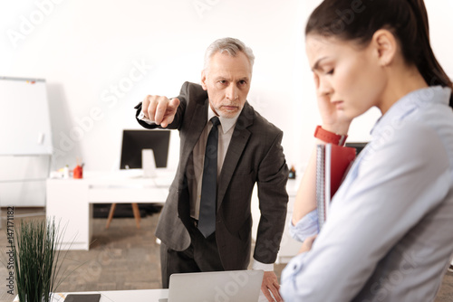Foto Portrait of strict company head keeping his hand in the air