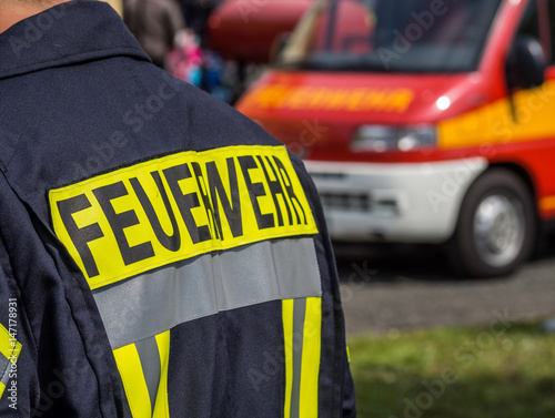 Feuerwehrmann beim Einsatz photo