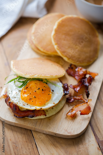 pancake with fried egg and bacon sandwich