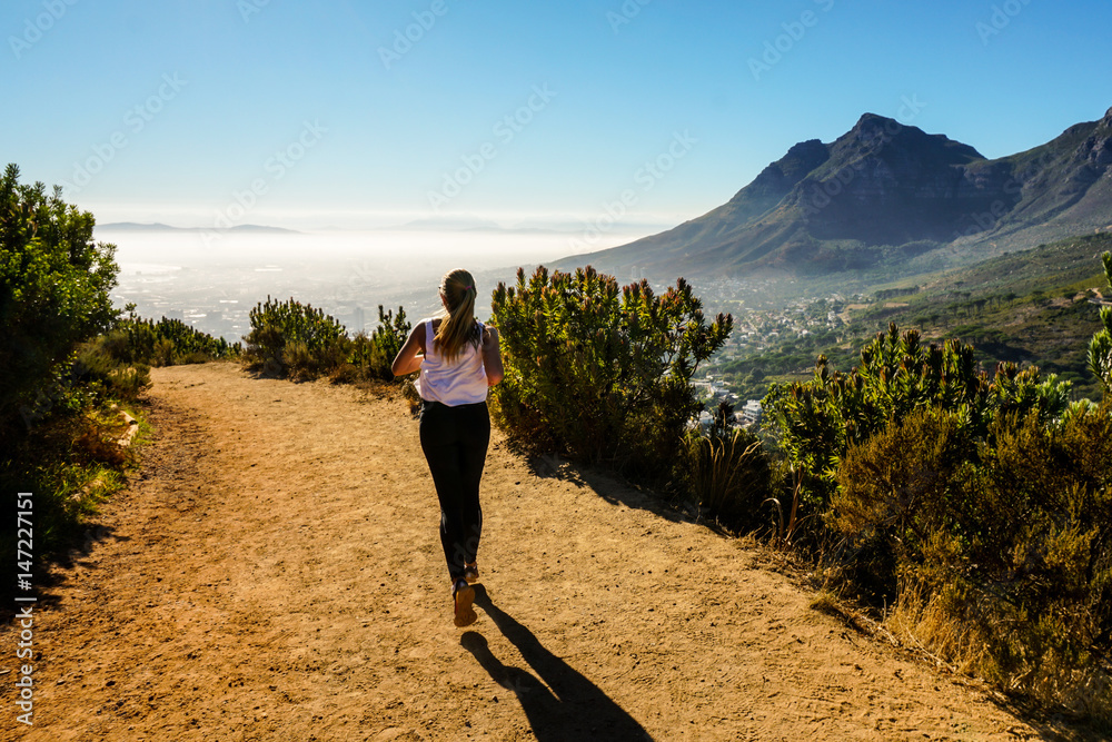 Obraz premium Trail Running Woman in Cape Town