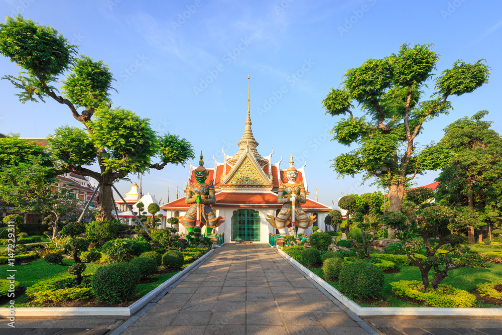 vu de face du temple de Wat Arun de jour