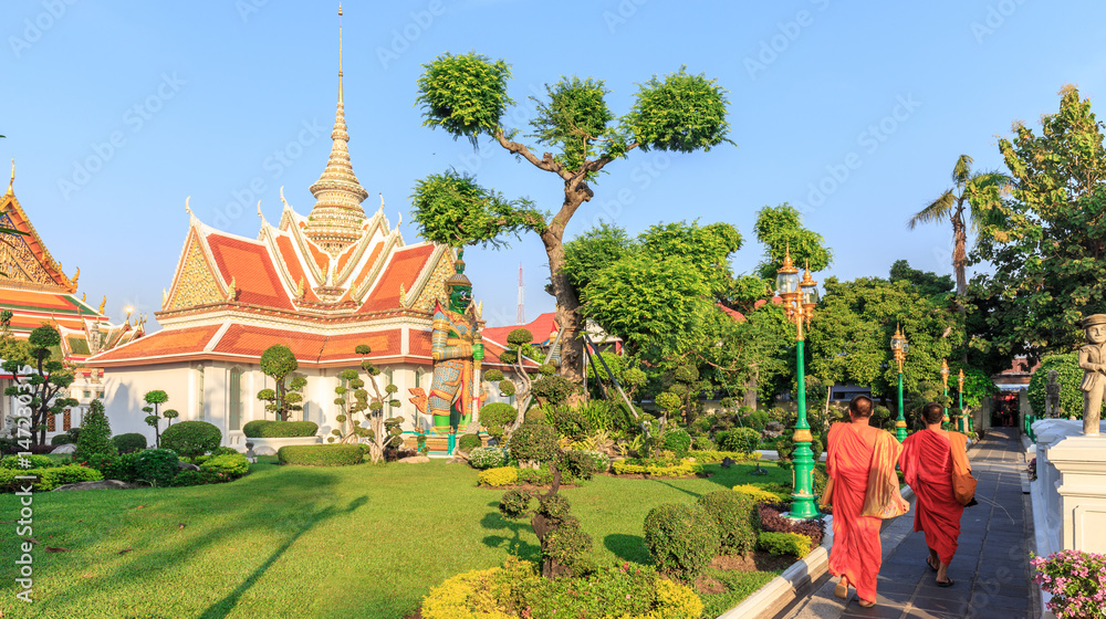 moines marchant le long d'un temple en Thailande, Wat Arun 