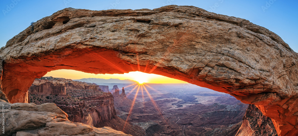 Famous sunrise at Mesa Arch - obrazy, fototapety, plakaty 