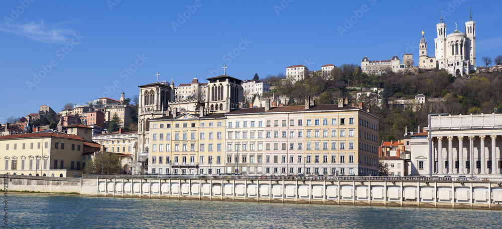 Naklejka premium Honrizontal view of Lyon with Saone river