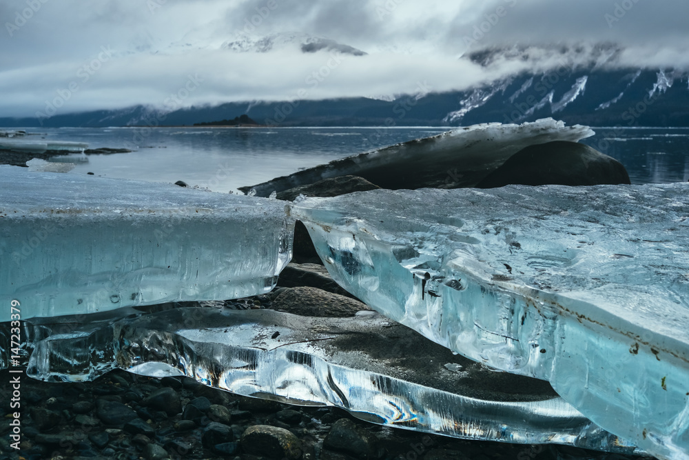 Obraz premium Large Colorful Ice Slabs Converge Calm Alaska Beach 