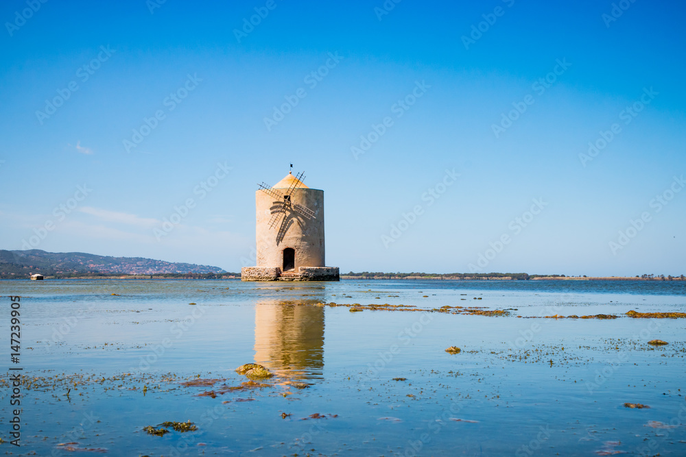 Ancien moulin à vent dans la lagune d'Orbetello en Toscane
