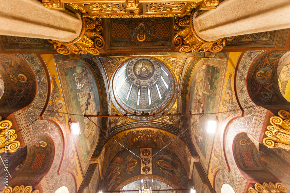 Fototapeta premium Ornate / rich decorated ceiling and dome of the Patriarchal cathedral in Bucharest, Romania