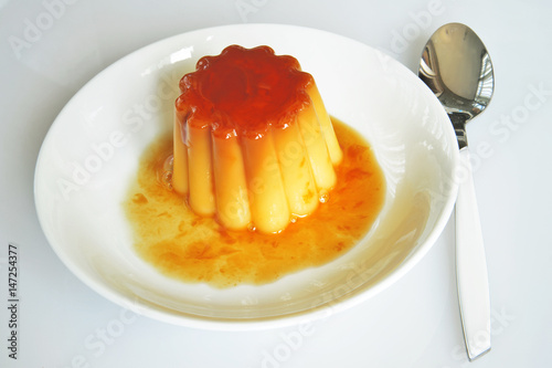 creme caramel. budino pronto da mangiare