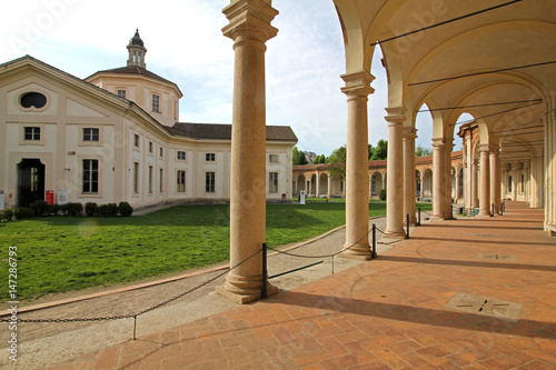 Milano; il porticato interno della Rotonda della Besana con la ex chiesa di San Michele ai Nuovi Sepolcri, ora sede del MUBA (Museo dei Bambini)
