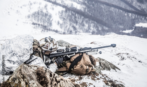 Foto Army soldier with Sniper rifle in action in the Arctic
