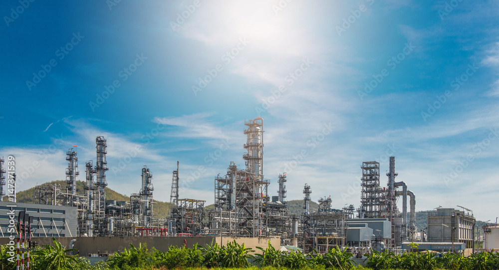 Obraz premium Industrial zone,The equipment of oil refining,Close-up of industrial pipelines of an oil-refinery plant,Detail of oil pipeline with valves in large oil refinery.