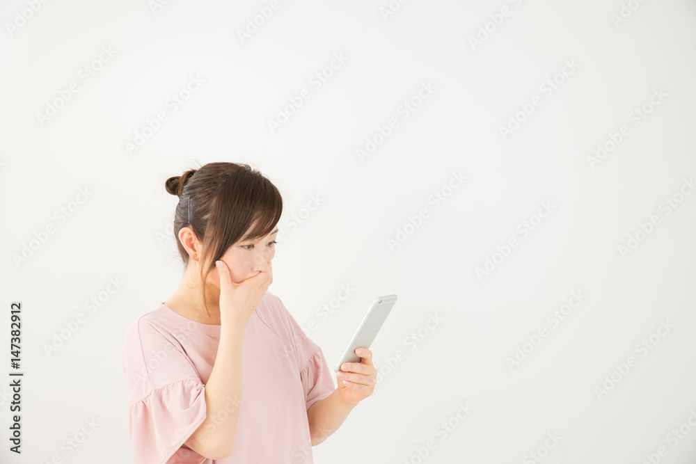 電話を見る女性
電話を見る女性