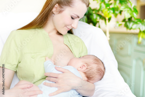 Obraz na płótnie Mother breastfeeding her baby w salonie