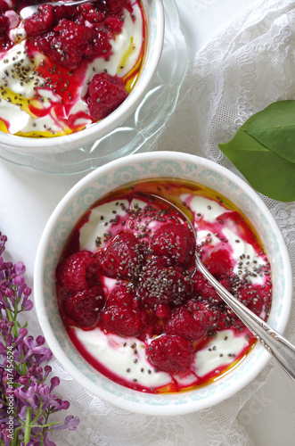 Quarkspeise mit Himbeeren, Chiasamen und Leinöl (Low Carb Diät)