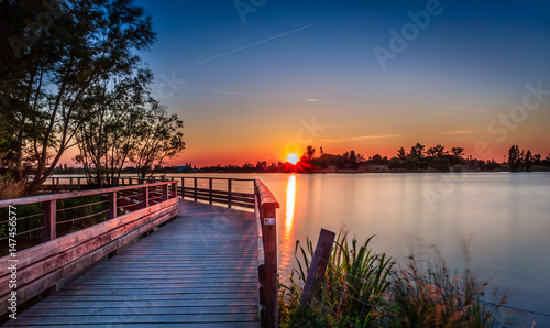 Fotografie, Obraz Coucher du soleil sur le lac de la Ramée - Tournefeuille