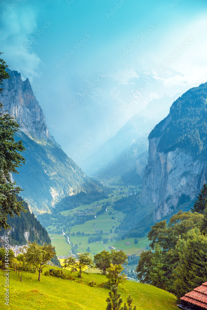 Obraz premium The beautiful landscape of the town Lauterbrunnen in the canyon of the Swiss Alps in the sun rays. Switzerland, Europe