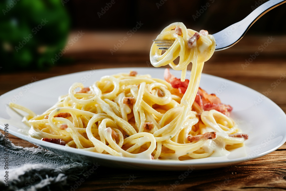 Ταπετσαρία Tasty Italian carbonara spaghetti twirled on a fork