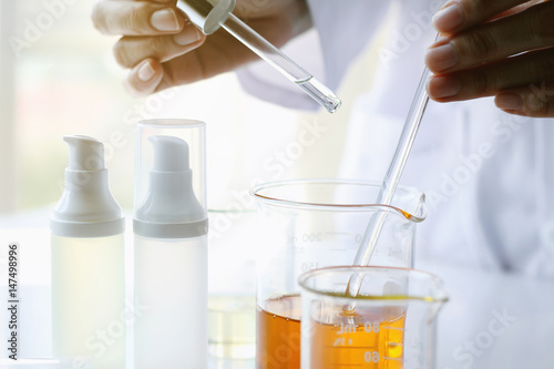 Obraz na płótnie Oil pouring, Equipment and science experiments, Formulating the chemical for medicine, Organic pharmaceutical, Alternative medicine concept. (Selective Focus) w salonie