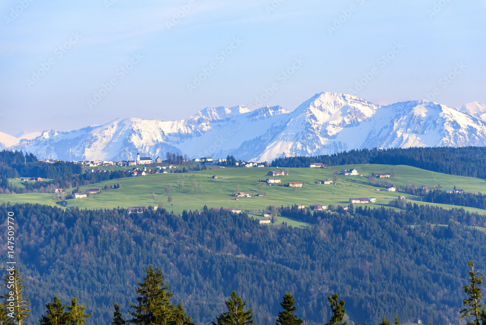 Obraz premium Weitblick Richtung Sulzberg und in die Bregenzerwaldberge am Abend