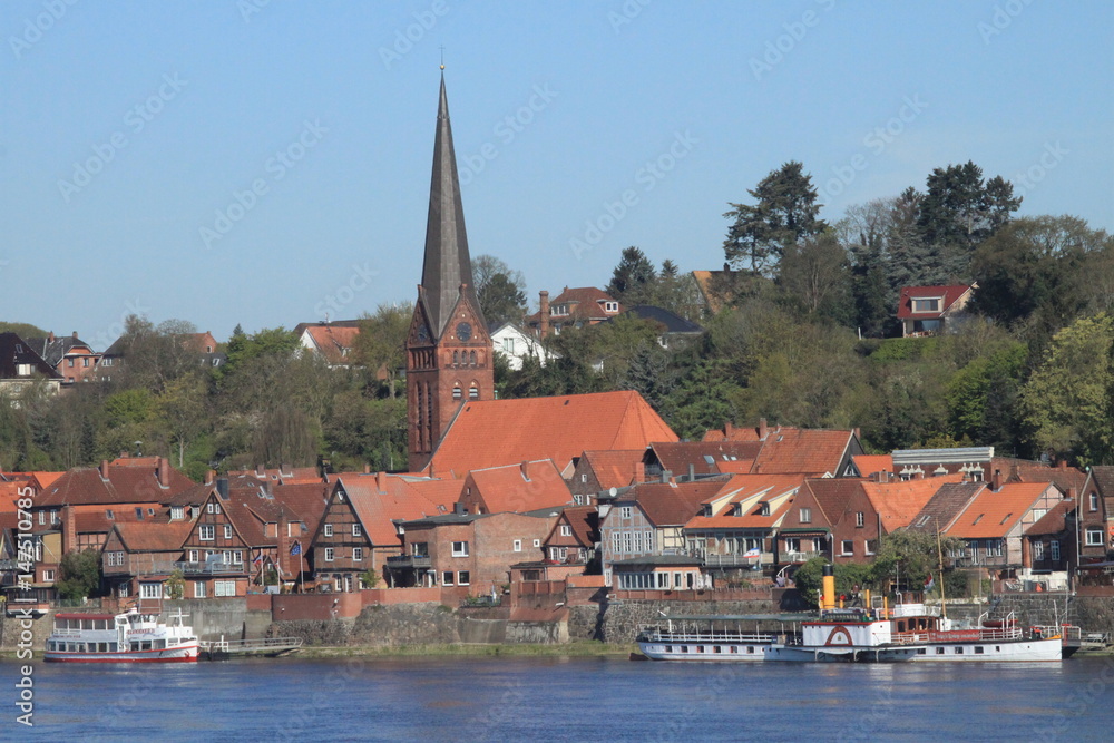 Obraz premium Kleinod am Strom / Blick zum Stadtkern der historischen Schifferstadt Lauenburg an der Elbe