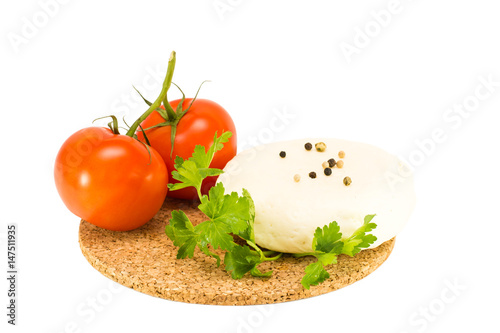 Сыр, петрушка и помидоры на белом фоне