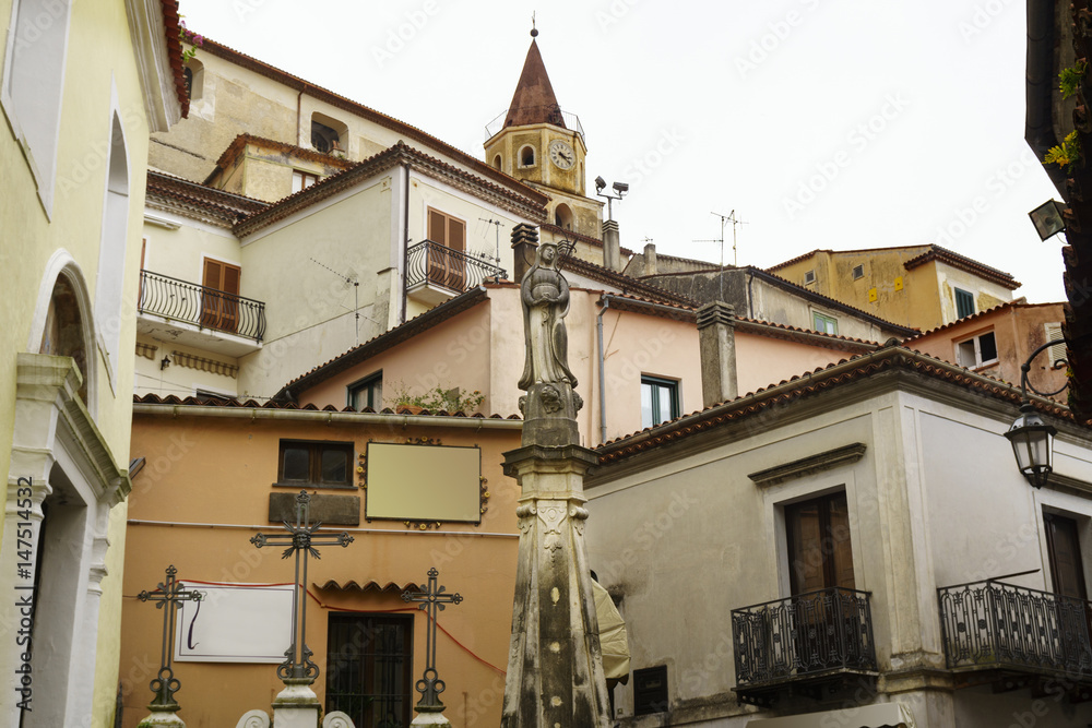 Altstadt und Kirchturm der Kirche Santa Maria Maggiore in Maratea