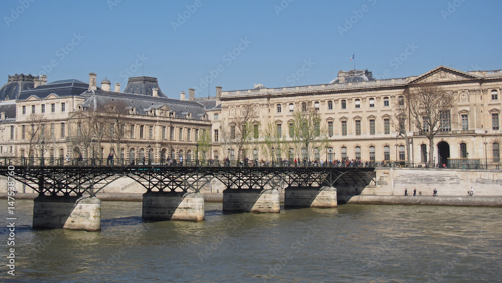 Le Pont des Arts et le Palais du Louvre - Paris