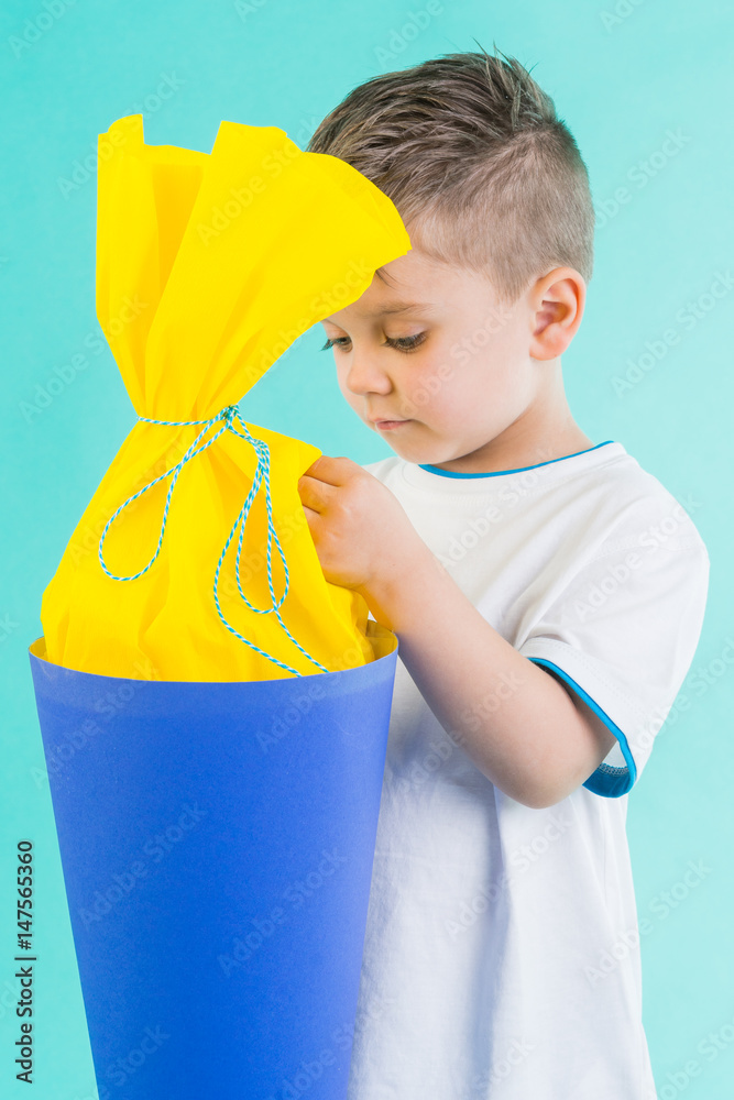kind packt die schultüte aus Stock Photo | Adobe Stock