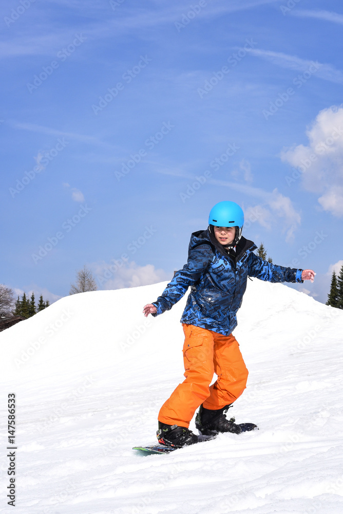 Junge beim Snowboarden