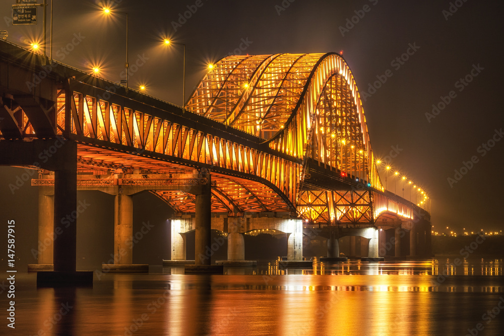 Fototapeta premium banghwa bridge at night over the han river in seoul, south korea