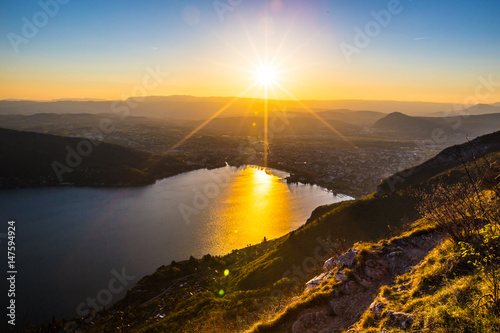 Coucher de soleil sur le lac d'Annecy photo