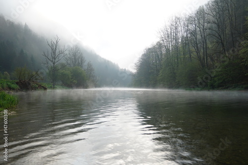 Flusslandschaft am Doubs im Morgennebel