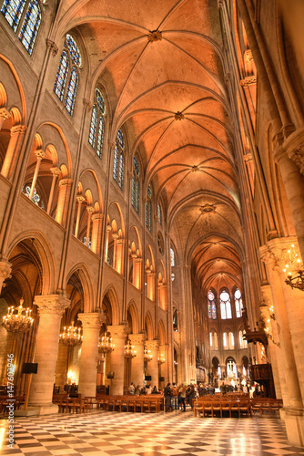 Nef centrale de la cathédrale Notre-Dame à Paris, France