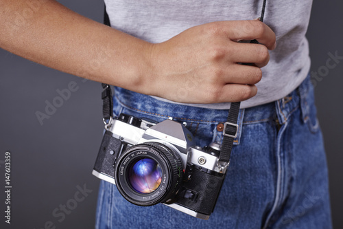 Frau mit Analog-Kamera