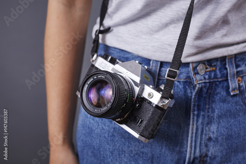 Frau mit Analog-Kamera